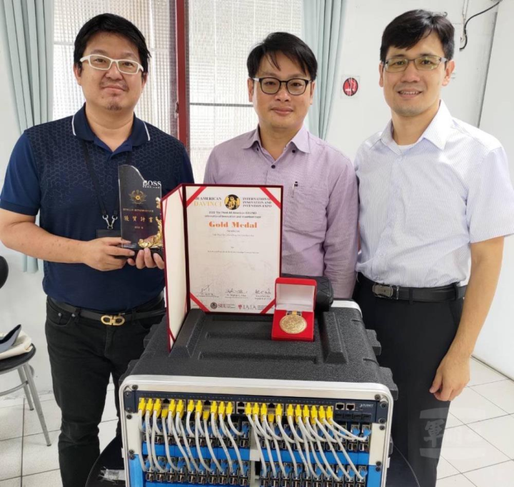 研發團隊陳致穎（左）、徐子圭（中）、葉南慶（右）榮獲美國達文西發明展金牌及國防科技學術合作研究優質計畫獎。（屏科大提供）