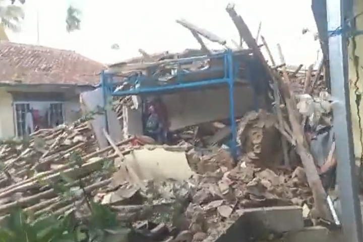 印尼西爪哇省發生強震，災情嚴重。(圖擷自推特)