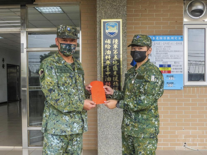 陸軍第十軍團指揮官李中將22日視導臺中油料分庫視導油料整補作業。（陸軍第十軍團提供）