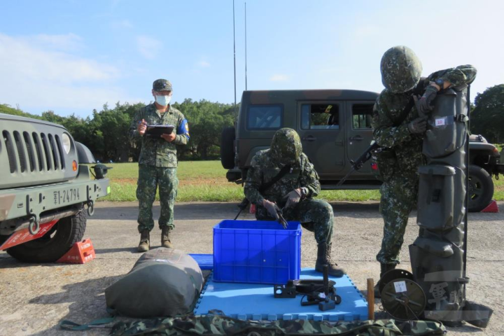 陸軍203旅通信連接受測考。（陸軍步兵第203旅提供）