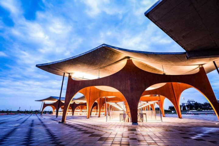 新竹市「波光市集」搶眼的波浪造型外觀，加上精巧燈光設計，獲得中強光電文化藝術基金會主辦的「2022台灣光環境獎」。（新竹市政府提供）