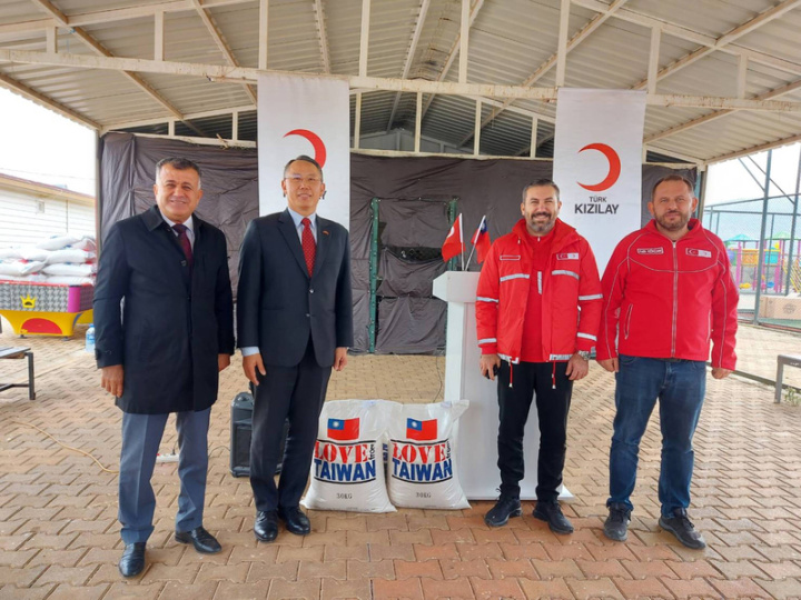 駐土耳其代表黃志揚（左2）與雷伊漢勒市長哈哲歐魯（左1）及土耳其紅新月會國際合作兼移民事務處長烏魯加（右2）合影。（駐土耳其代表處提供）