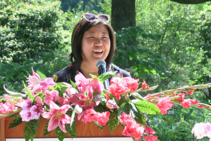 雙親來自台灣的美國聯邦眾議員孟昭文8日在期中選舉輕鬆擊敗對手，第6任期到手。圖為孟昭文8月11日參加紐約皇后區植物園「台灣：蘭花世界」特展。