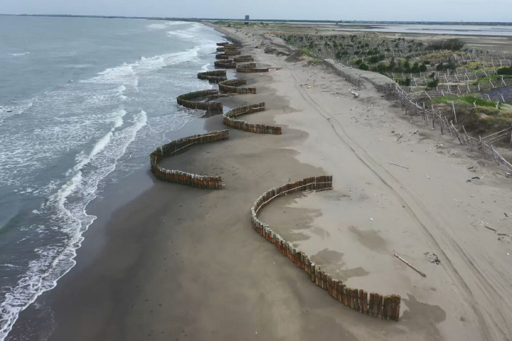 台南市政府邀請相關單位成立海岸防護合作平台，透過人工養灘、海堤重建、潟湖清淤等工法改善海岸侵蝕退縮情形。圖為七股網仔寮沙洲。（台南市政府提供）