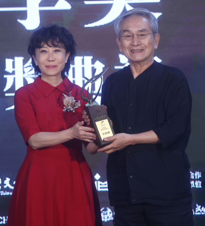 2022台灣文學獎金典獎贈獎典禮12日在華山文創園區舉行，雲門舞集創辦人林懷民（右）以「激流與倒影」獲金典獎肯定，台灣文學館長林巾力（左）頒獎。