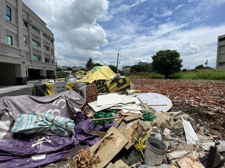 高雄市政府環保局透過追蹤清運車輛GPS軌跡等方式加強稽查營建廢棄物清理流向，並辦理法令宣導說明會，今年截至10月相關裁罰案件相較去年大幅下降，顯見管制策略成效。（高雄市政府提供）