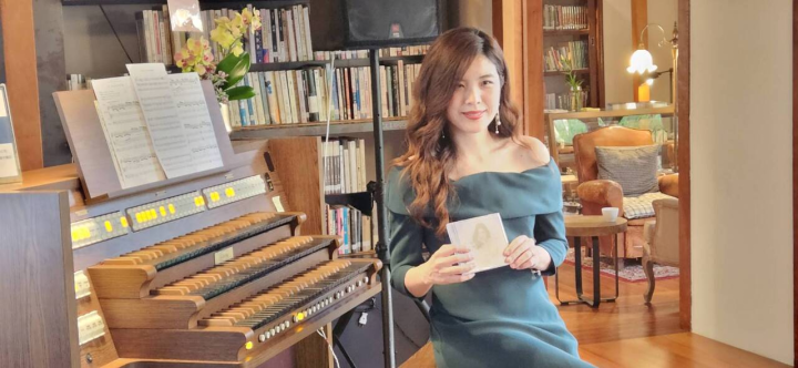 台灣當代指標性管風琴演奏家余曉怡，以管風琴獨奏家活躍於樂壇，近日推出新專輯《器宇情深》。