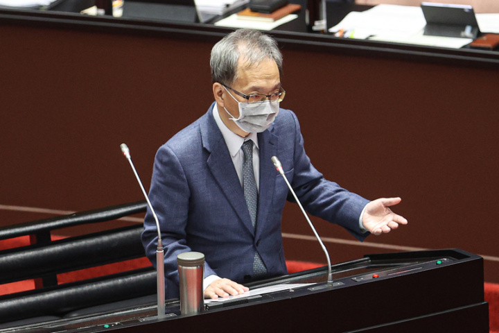 COVID-19疫情脫離高原期，防疫措施逐步鬆綁，對於口罩禁令何時解除，衛福部長薛瑞元（圖）11日在立法院表示，分階段執行，會逐步解封，但還是要謹慎從事。