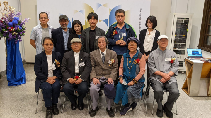 2022羅曼．羅蘭百萬小說賞17日在台北頒獎，巴黎文教基金會董事林雪卿（前左）與鐘有輝（前左2）、董事長廖修平（前右）、創辦人謝里法（前中）、藝術家吳伊凡（前右2）、作家連明偉（後左起）、紀蔚然、宇文正、朱和之、邱致清與文化部人文及出版司簡任視察陳文婷出席合影。（印刻文學提供）