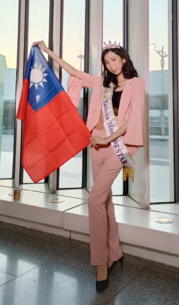 衛福部個管師李盈盈戮力助人工作並在業餘擔任模特兒，近年經歷車禍骨折，花2年復健穿上高跟鞋，代表台灣摩琳之星參加全球小姐選拔，帶國旗站上國際舞台。（高雄醫學大學提供）