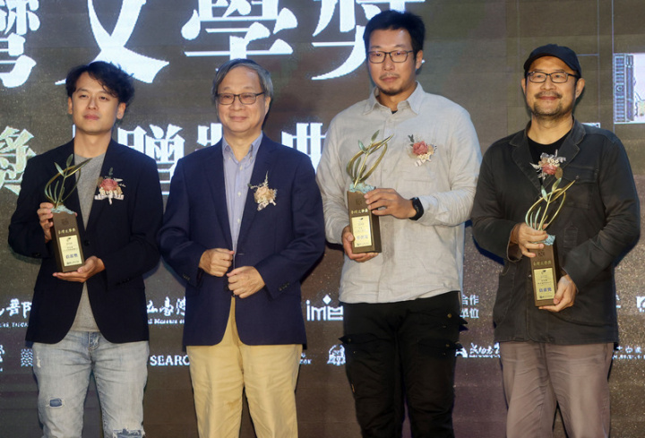 2022台灣文學獎金典獎贈獎典禮12日在台北舉行，今 年決審評審團主席小野（左2）頒發「蓓蕾獎」給獲 獎者唐福睿（左）、郭彥仁（右2）、鍾永豐 （右）