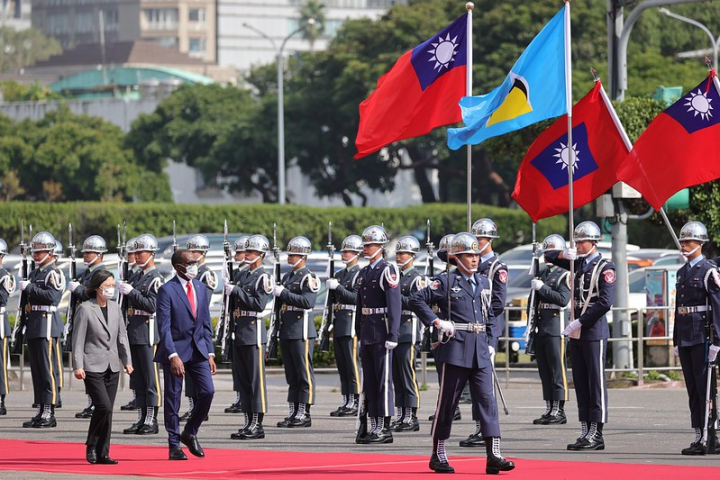President Tsai welcomes Prime Minister Pierre of Saint Lucia with military honors.