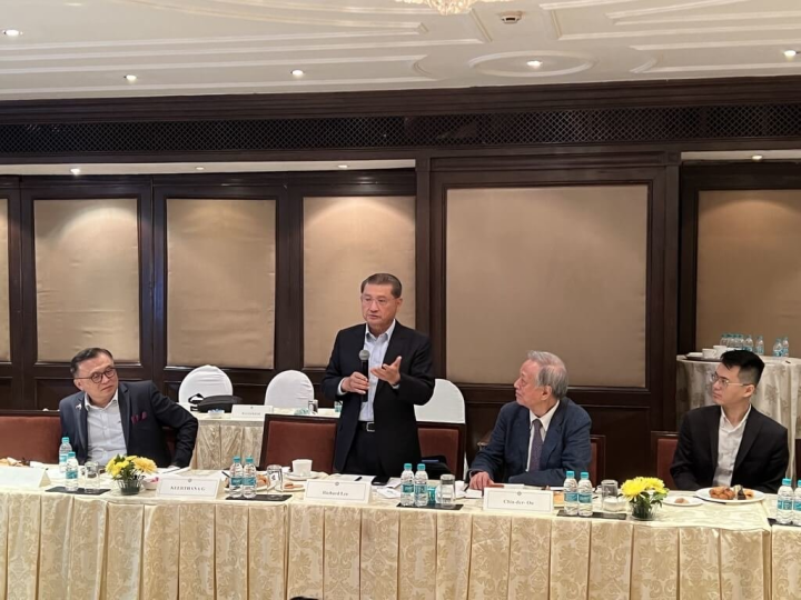 「2022年印度ICT市場商機暨投資環境考察團」7日至12日在南印度訪問。圖為台灣區電機電子工業同業公會理事長李詩欽（左2）在一場印方投資簡報會上發言，中華民國駐清奈辦事處處長王北平（左1）在旁聆聽。（駐清奈辦事處提供）