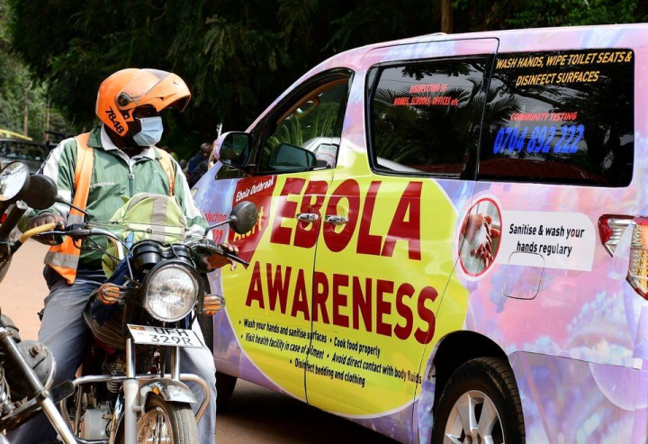 一台車身上裝飾著有關伊波拉疫情的車輛行駛於烏干達首都康培拉街上。