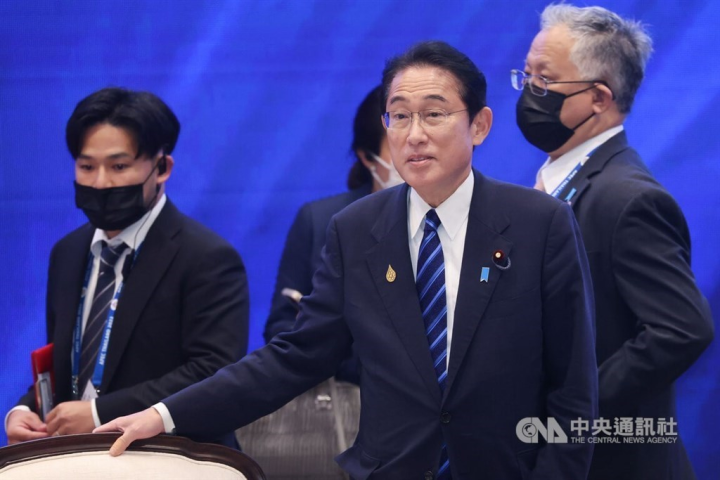 Japanese Prime Minister Fumio Kishida (front, right). 