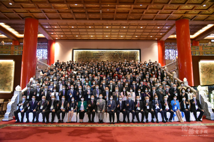 111年僑務委員會議盛大開幕，總統蔡英文與海外僑界代表合影