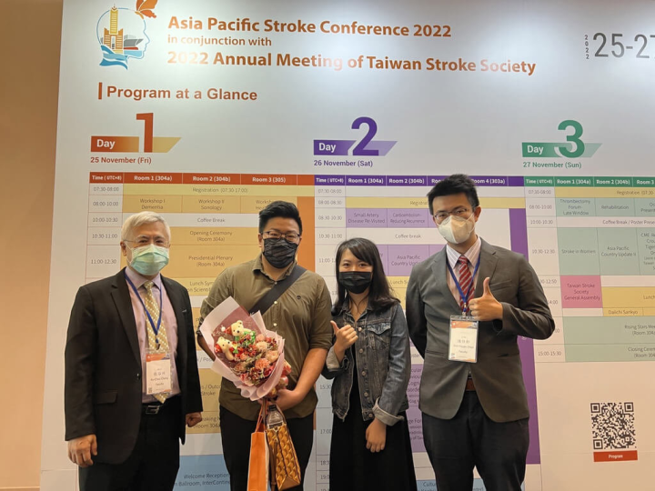 首頁 / 生活 孕婦澎湖旅遊急性腦中風 急送高雄長庚順利產女 2022/11/27 16:58（11/27 17:16 更新） 高雄長庚主辦的2022年亞太腦中風年會27日舉行「女性腦血管議題」，蔡姓女子（右2）表示，4月赴澎湖旅遊時，深夜突發腦梗塞送部立澎湖醫院，透過「大高屏值班網」緊急後送高雄長庚治療，經持續復健恢復良好，在8月順利產下女嬰。（高雄長庚醫院提供）