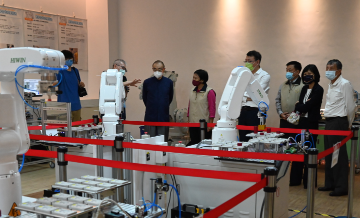 臺北城市科市大學介紹並導引參觀校內機器人博物館。