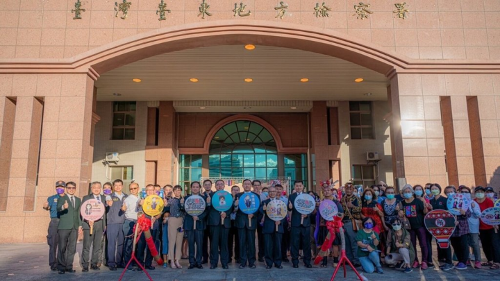 花蓮高分檢署指派檢察官進駐蘭嶼及綠島，支援離島地區選舉查察工作。圖為台東地檢署13日召集檢、警、調、廉政、移民等查察團隊，共同宣示反賄選。（台灣高等檢察署花蓮檢察分署提供）