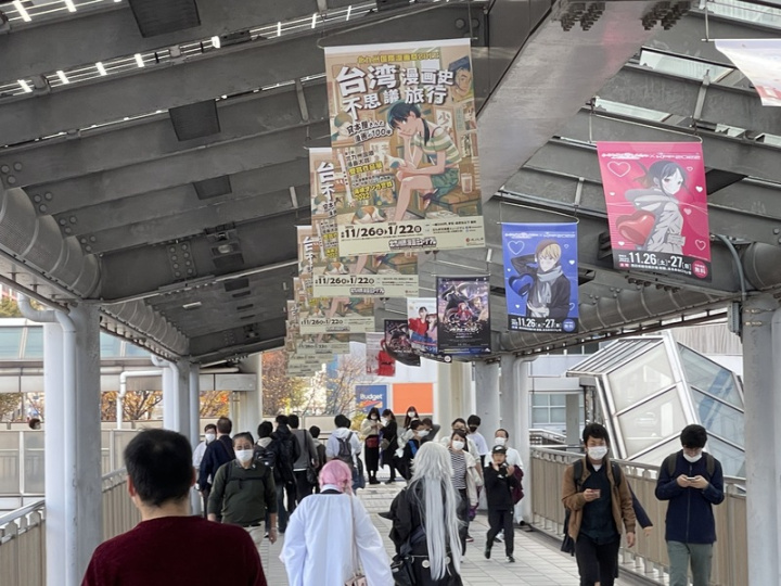 「台灣租書店與漫畫的奇妙旅程」特展正在日本福岡縣北九州市漫畫博物館展出，成為該館成立10週年展出的亮點。北九州小倉車站周邊可見到海報張貼、懸掛。
