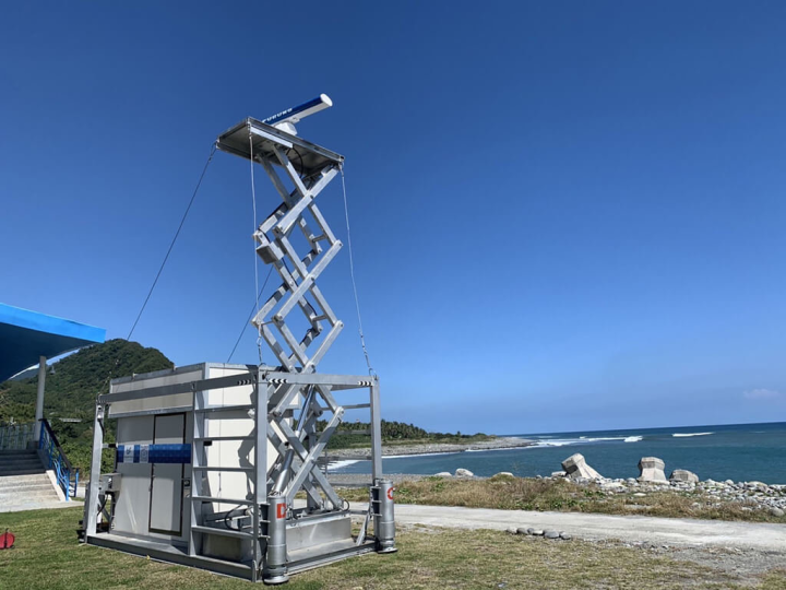 「台灣國際衝浪公開賽」12日在台東金樽漁港揭幕，國家海洋研究院配合賽事出動X-band雷達機動站，進行現場海況觀測，將觀測數據與最先進海洋預報轉譯成易理解的圖表資訊及海洋運動能力等級建議，提供金樽海域高解析即時波浪、湧浪觀測與預測資訊服務。（國家海洋研究院提供）