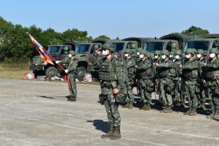 36化學兵群官兵展現壯盛軍容及高昂士氣，迎接基地訓練與挑戰。（36化學兵群提供）