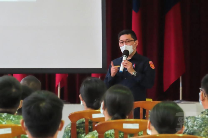 陸軍5支部彈藥庫日前辦理「反詐騙、反賭博宣教」，邀請臺中市政府警察局東勢分局永源派出所所長高俊傑宣教。（陸軍第十軍團提供）