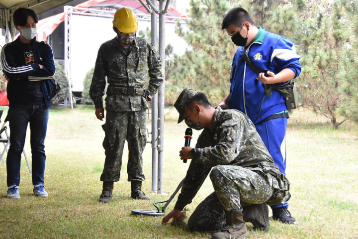 陸軍第十軍團52工兵群16日前進吳鳳科技大學加強宣導全民國防，引領學生體驗操作地雷搜索器。一名吳姓學生表示，因新聞報導俄烏戰爭常出現「地雷」一詞，所以想學習地雷搜索器如何使用，還有偵查突擊舟他也很感興趣。（52工兵群提供）