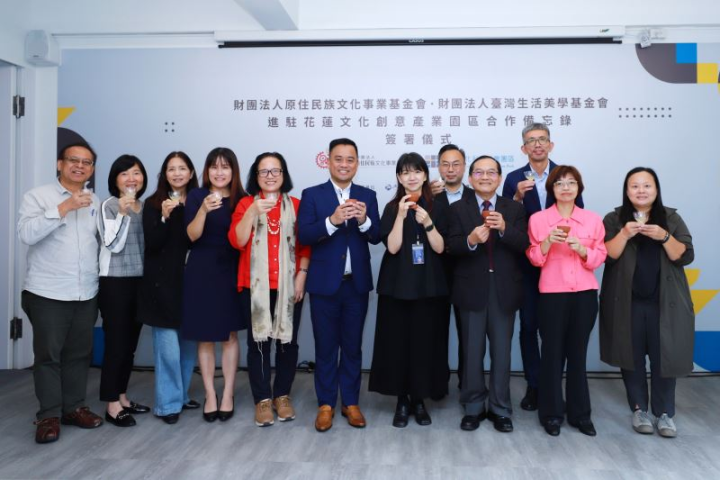 野菜學校校長吳雪月（前排左5起）、原住民族文化事業基金會董事長瑪拉歐斯、文化部次長李靜慧、原民會副主委鍾興華、臺灣生活美學基金會執行長謝翠玉、花蓮縣文化局秘書周欣宜等合影