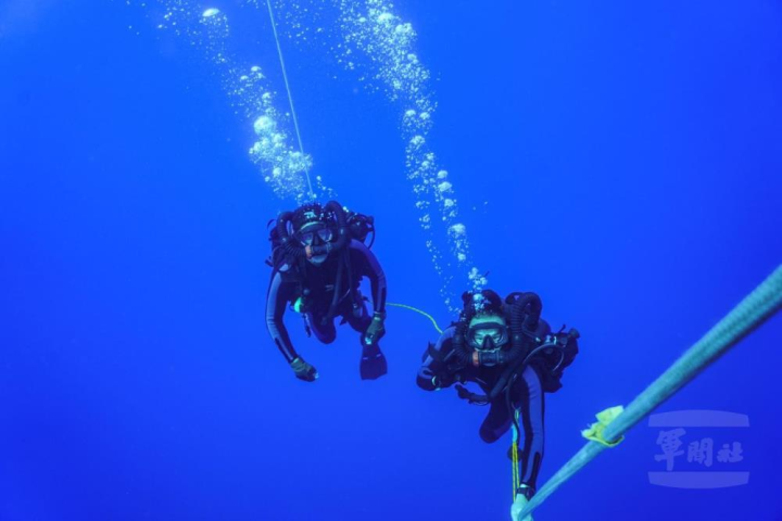 海軍一九二艦隊水下作業大隊執行「深海潛水」課程。（取自中華民國海軍臉書）