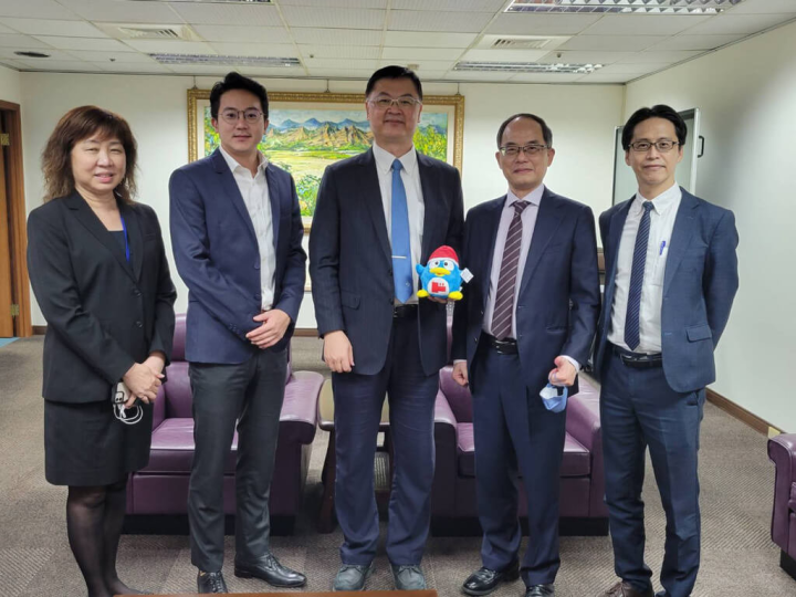 日本零售連鎖品牌唐吉訶德將進駐高雄大立百貨，大統集團副總經理張銘池（右2）拜訪高雄市政府，感謝副市長羅達生（中）、經發局長廖泰翔（左2）率市府團隊促成。（高雄市政府提供）