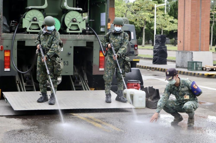 陸軍39化學兵群偵消營依照程序、步驟、要領，逐步完成各項測驗。（陸軍第八軍團提供）