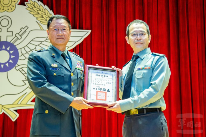 王副部長代表邱國正部長表揚榮獲國軍111年度優良軍醫人員。