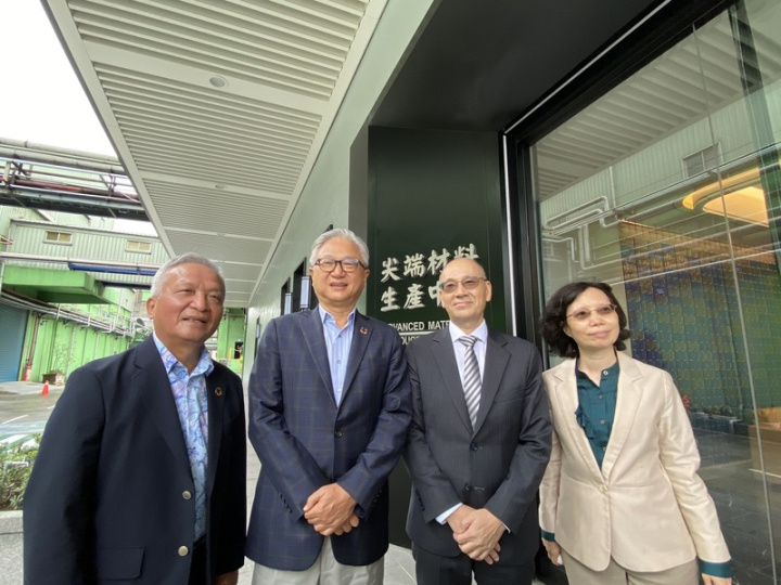 新光合纖尖端材料實驗室落成，預計2023年底取得全球安全科學機構UL認證。圖為新纖經營團隊，左起新纖副主委暨新光幼獅董事長羅時銓、新纖董事長吳東昇、總經理歐金達及財務長文承嘉。