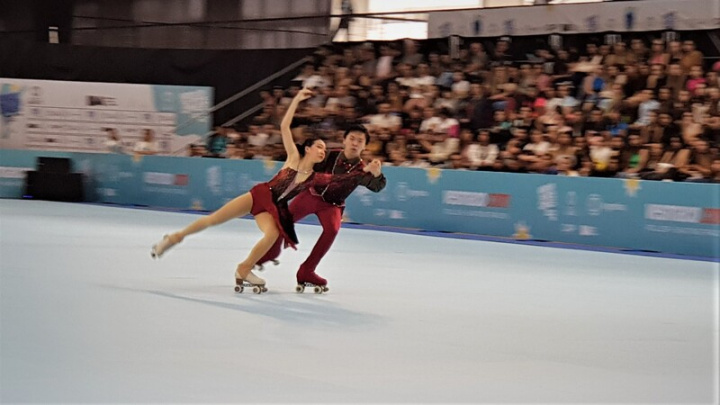 2022阿根廷全項目滑輪世錦賽青年組雙人冰舞施兆恩（右1）、蔡喬茵（左1）首次參與國際賽事，表現沉穩流暢。