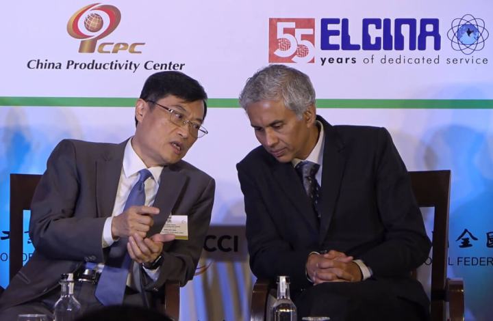 經濟部次長陳正祺（左）3日在印度首都德里出席第6屆台印度產業高峰論壇開幕典禮，與印度商工部主管促進產業暨國內貿易次長詹恩（Anurag Jain）交談。