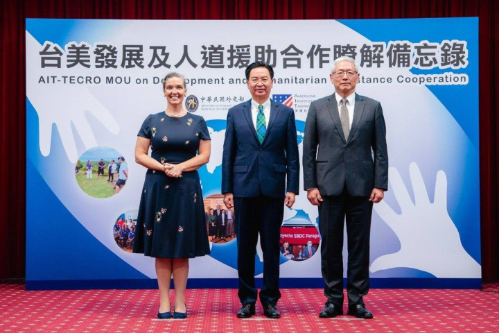 美國在台協會台北辦事處處長孫曉雅（左一）、外交部長吳釗燮（左二）及財團法人國際合作發展基金會秘書長項恬毅（右一）於11月7日台美「發展及人道援助合作瞭解備忘錄」宣布茶會合影。