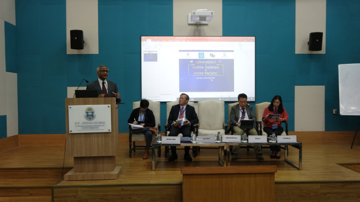 國科會「組建台印學術鏈」計畫團隊，11日至16日訪問印度。圖為計畫主持人方天賜（左3）、台灣印度協會秘書長李思嫺（右1）12日在印度金德爾全球大學參加「印太中的台印」研討會。