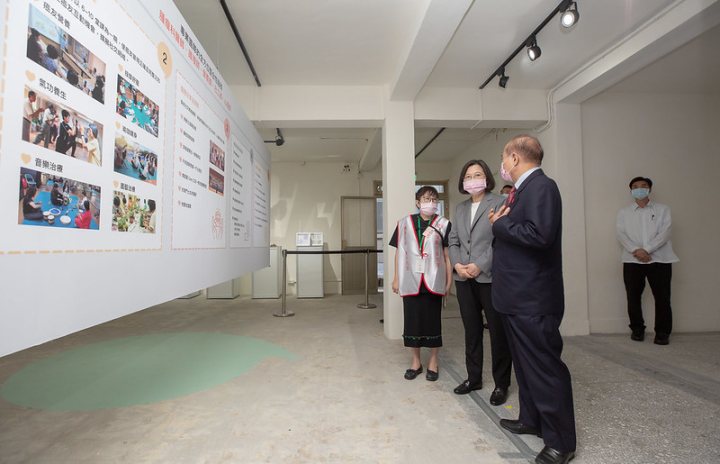 總統參觀台灣癌症基金會 25週年特展，了解癌友各階段心理歷程及台灣癌症基金會提供之全方位整合性服務