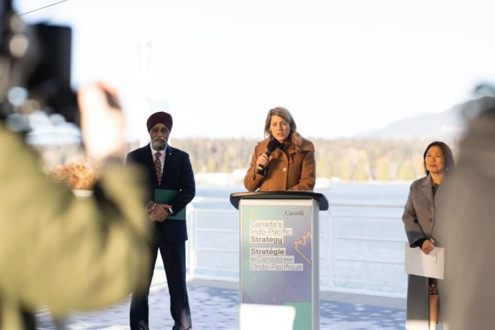 加拿大外交部長趙美蘭（中）27日宣布針對印太地區的新經濟和外交戰略。（圖取自facebook.com/melanie.joly.965）