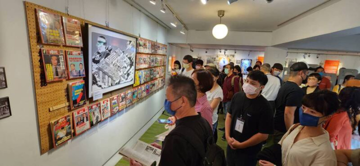 鄭南榕基金會「自由紋理：探索在地Nylon足跡」巡展27日舉辦開幕式，民眾入場。