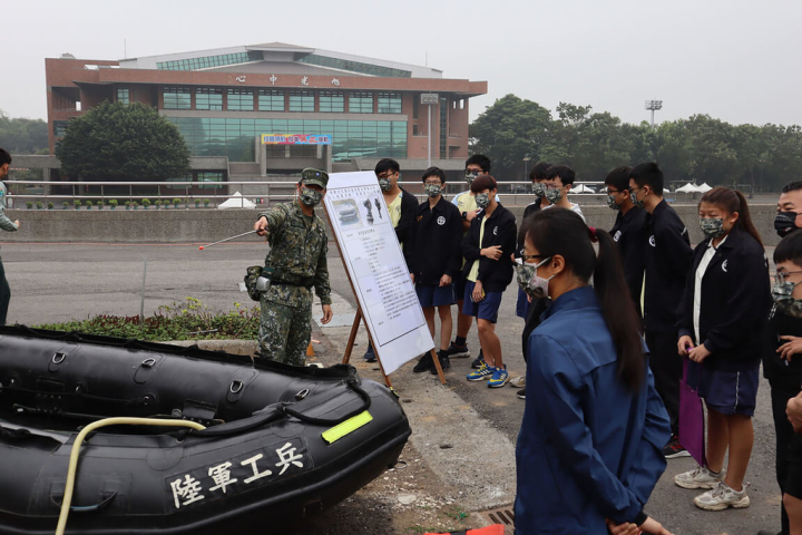 陸軍第十軍團52工兵群為加強宣導全民國防，16日準備各式設備器材前進吳鳳科技大學，向學生們介紹偵查突擊舟的用途等。（52工兵群提供）