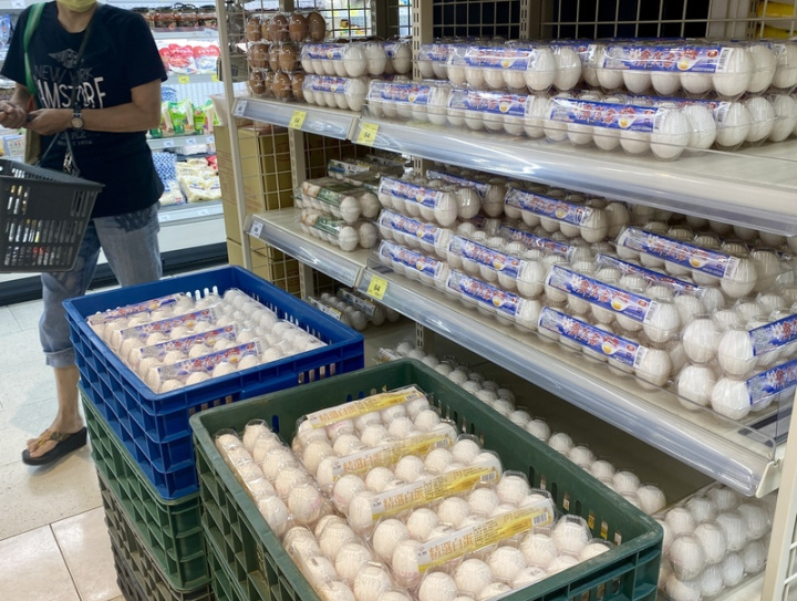 年關接近，雞蛋供應的量、價受關注。農委會29日表示，日產已12萬箱，應不缺。
