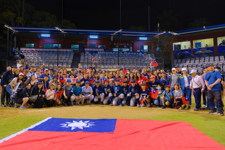 布里斯本文教中心提供巨幅國旗供主辦單位與臺灣球星大合照