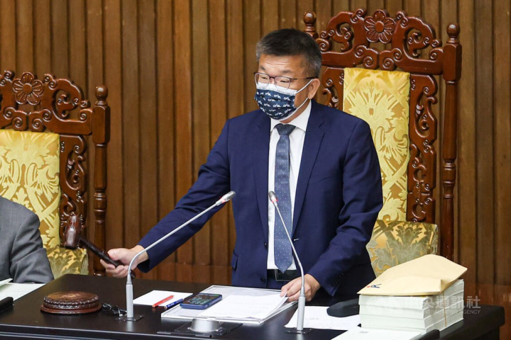 Legislative Deputy Speaker Tsai Chi-chang announces the passage of Mental Health Act amendments Tuesday. 
