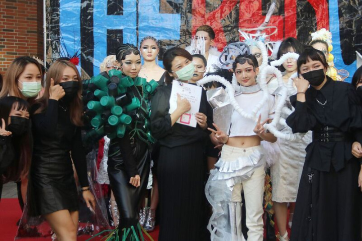 弘光科技大學化妝品應用系舉辦妝品週活動，有學生利用回收的塑膠杯、打包帶等廢棄物設計出誇張時尚造型，呼籲大家注重環保，減少塑膠用品使用。