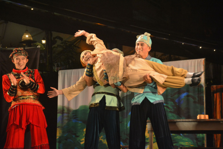 紙風車劇團23日晚間在新北市新店碧潭東岸廣場，演出親子劇「武松愛老虎」，這是劇團成立以來最受歡迎的經典親子劇碼，藉由演出傳達動物保育理念。