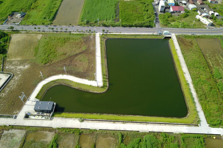 台南市將軍區廣山滯洪池空拍造型有如耶誕老人穿的靴子，除了發揮防洪功效，景觀也引起民眾討論。（台南市水利局提供）