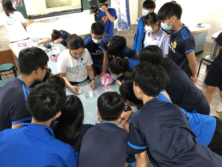 點點塑除了研發「微型塑膠」收集器外，也投入校園推廣海洋教育，創辦人洪以柔跟學生進行解說課程，希望從源頭減少人為產生的塑膠垃圾。（點點塑提供）