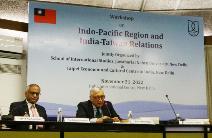 印度尼赫魯大學國際問題研究院與中華民國駐印度代表處21日共同舉辦「印太地區與印度台灣關係」研討會，圖為印度前外交部次長席保（Kanwal Sibal，右）發表主題演說。